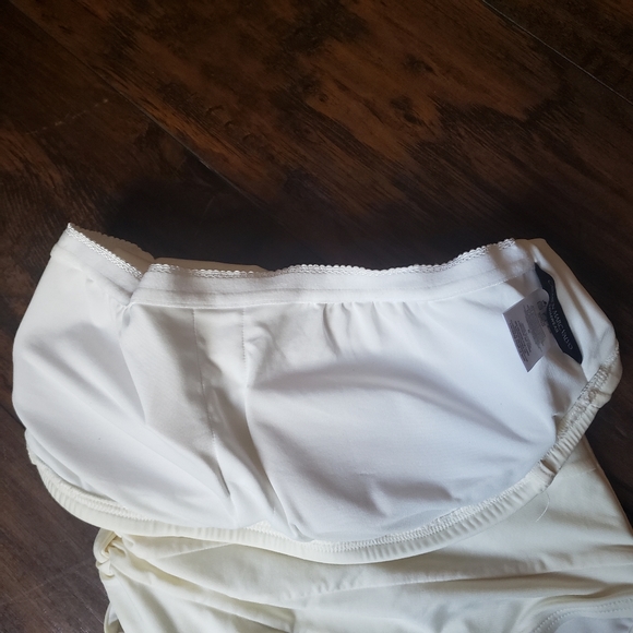 Carmen Marc Valvo 1PC Swimsuit - Picture 5 of 7